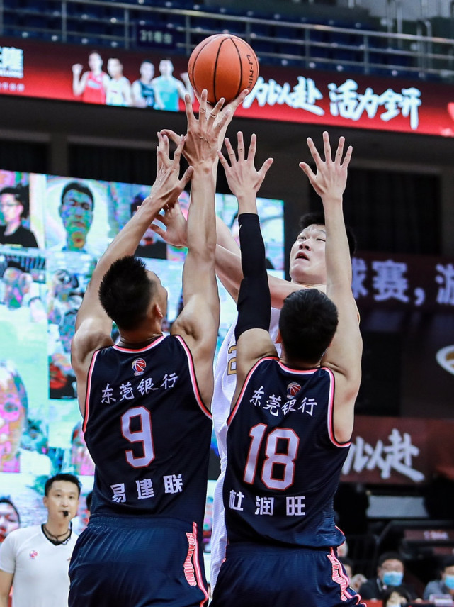 从广东宏远围绕英超状态回暖到库里在公牛比赛中败北,葡萄牙体育强势反弹备战NBA季后赛 从广东宏远围绕英超状态回暖到库里在公牛比赛中败北,葡萄牙体育强势反弹备战NBA季后赛